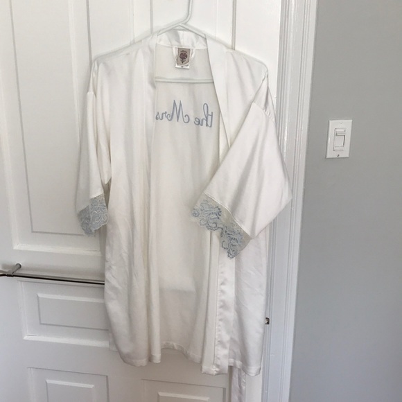 The Mrs. Robe - Picture 1 of 4